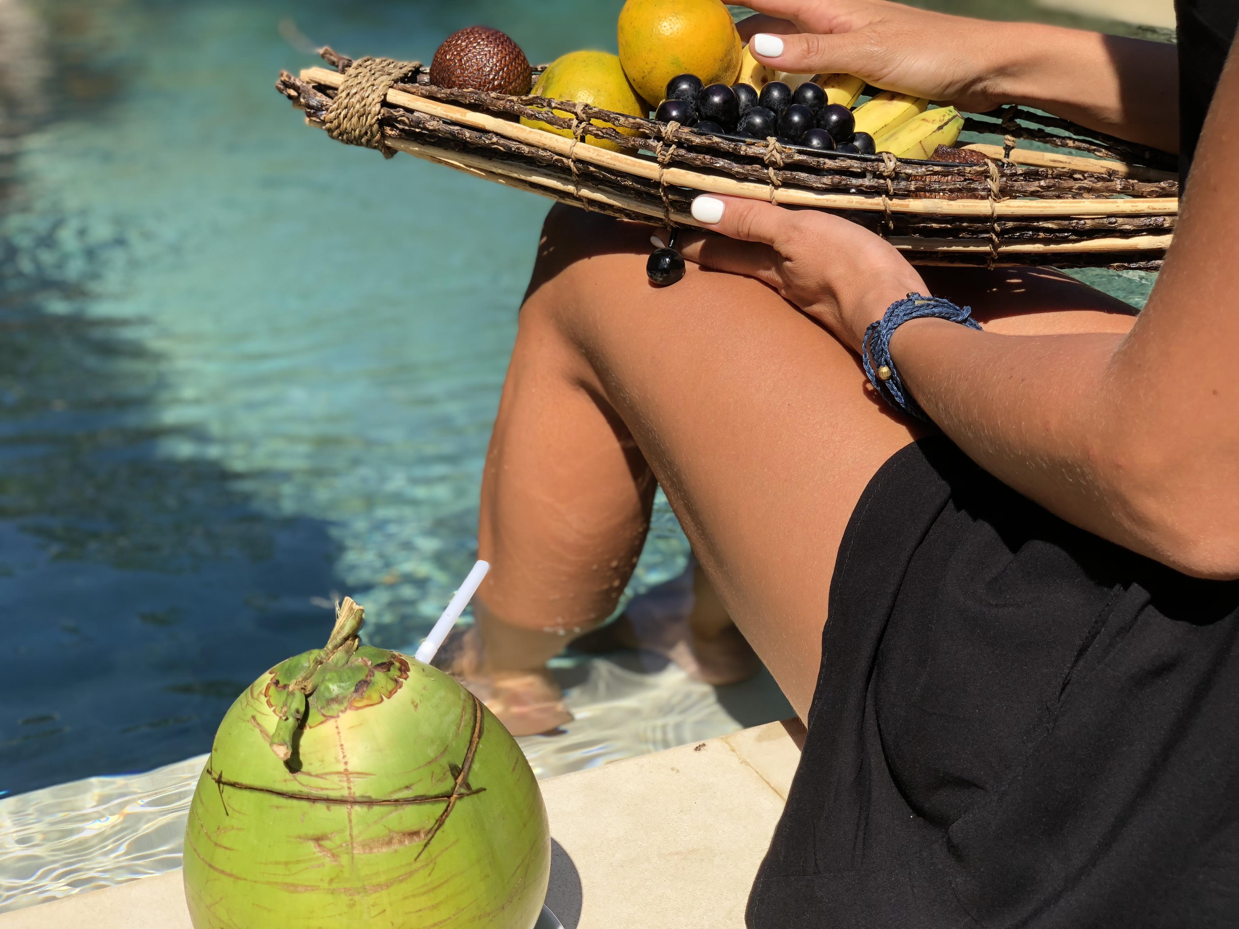 Ubud Nyuh Bali Resort & Spa Exterior foto A coconut drink
