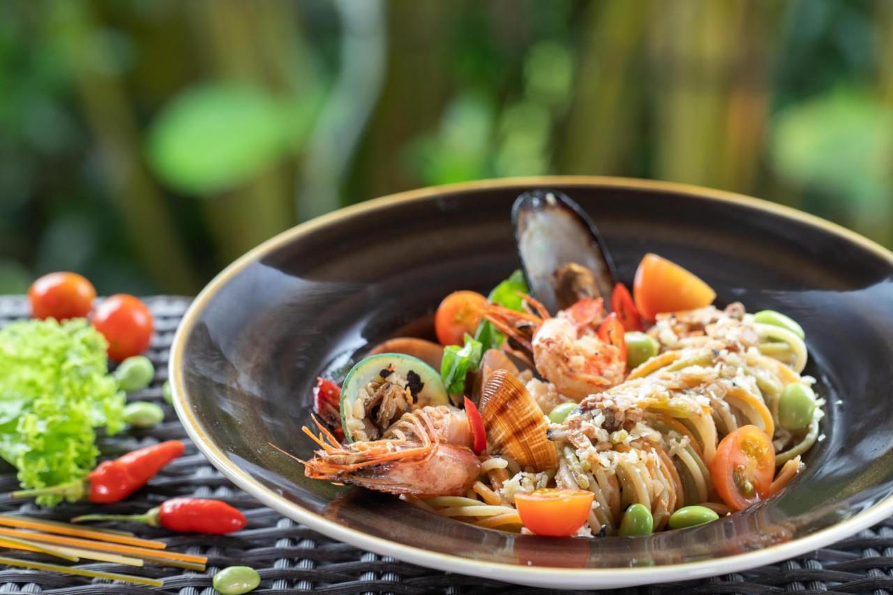 Ubud Nyuh Bali Resort & Spa Exterior foto Seafood salad