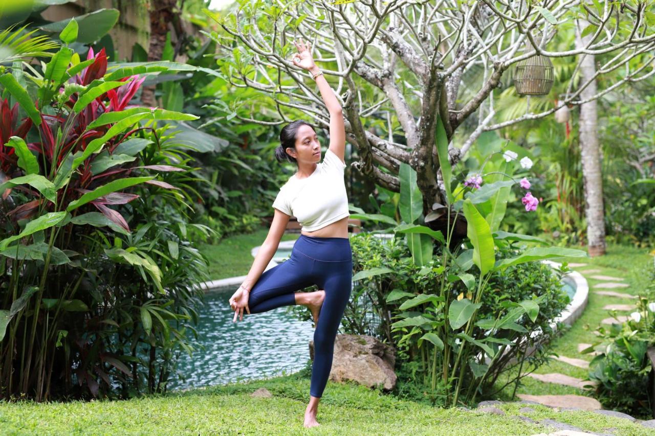 Ubud Nyuh Bali Resort & Spa Exterior foto A woman practicing yoga