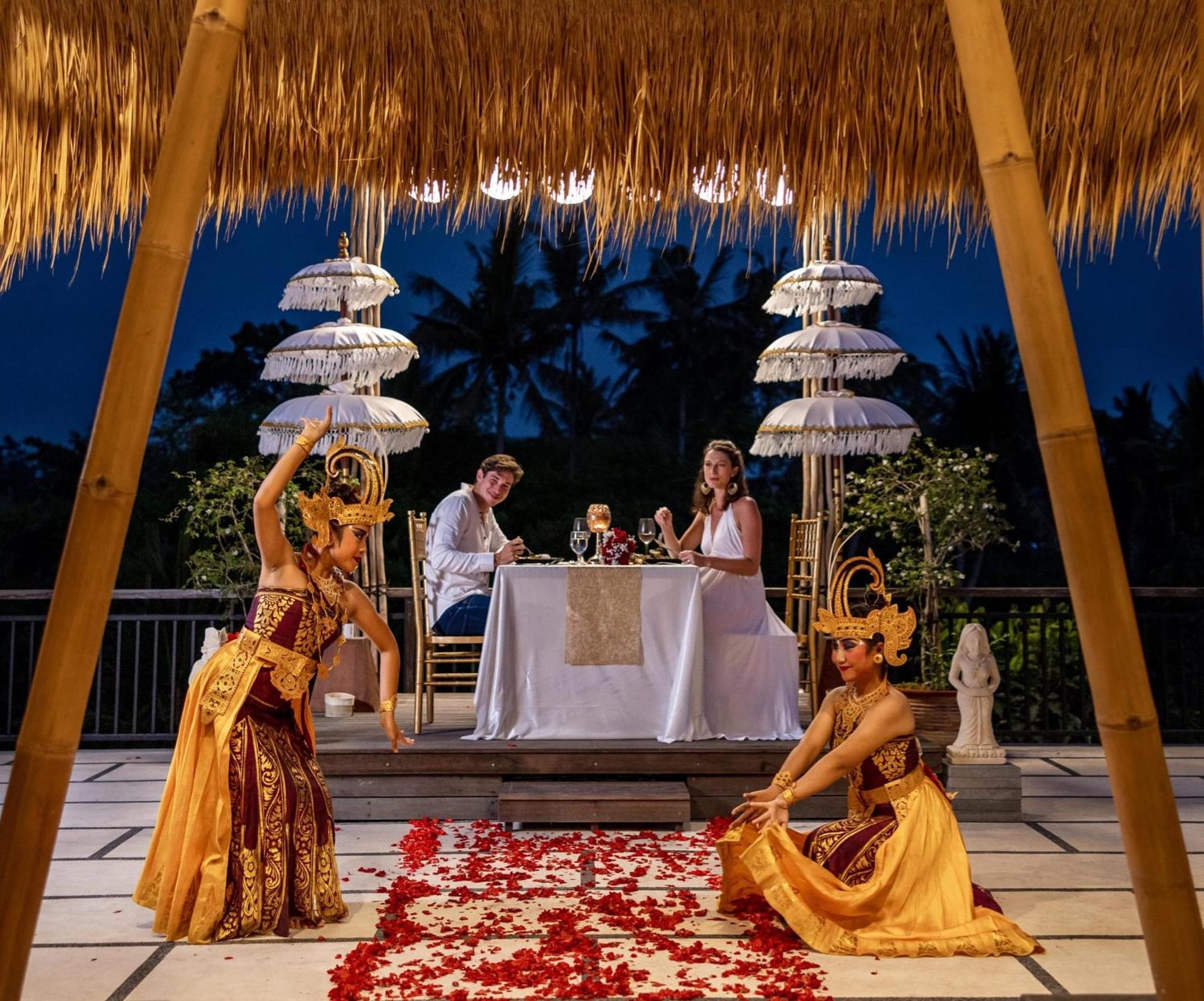 Ubud Nyuh Bali Resort & Spa Exterior foto A traditional Balinese dinner
