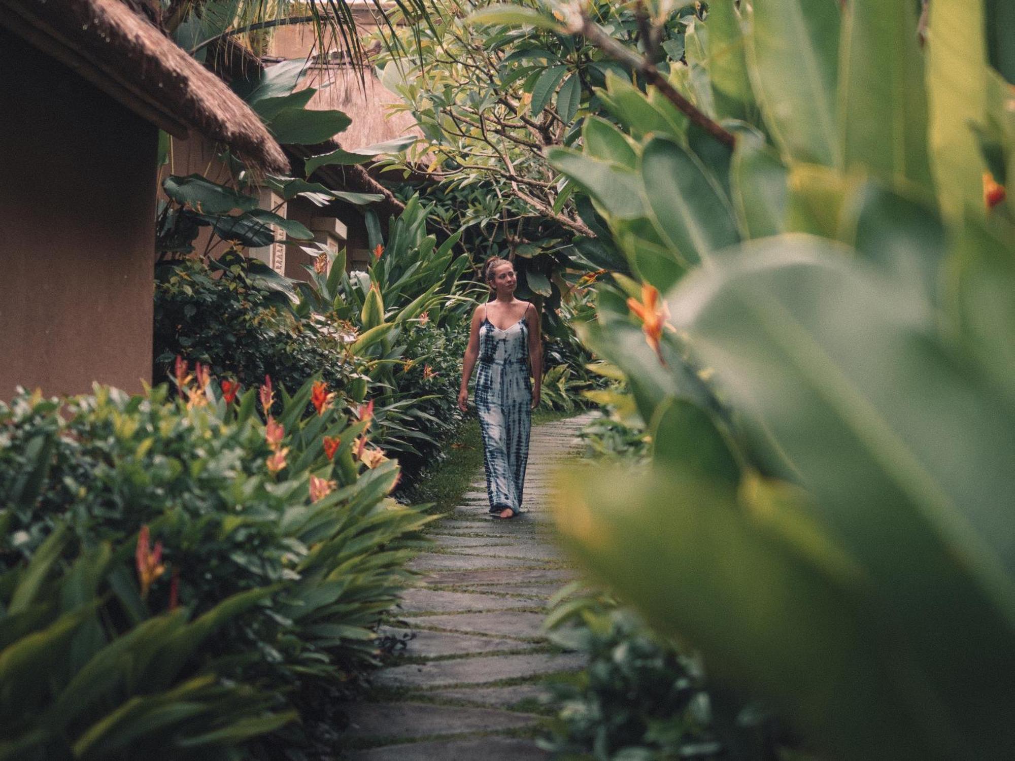 Ubud Nyuh Bali Resort & Spa Exterior foto A woman walking through a garden