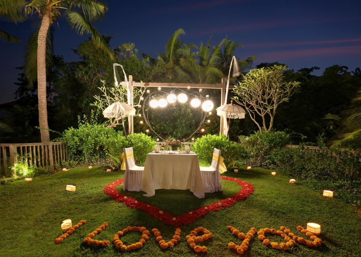 Ubud Nyuh Bali Resort & Spa Exterior foto A romantic dinner at a resort in Bali, Indonesia
